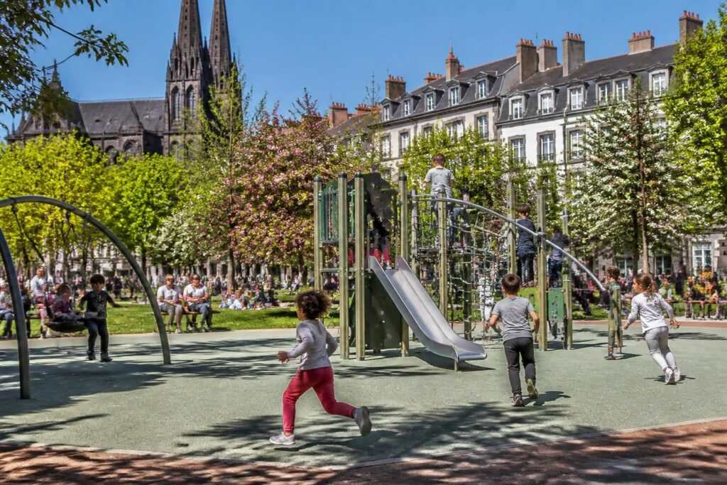 découvrez les meilleures activités gratuites à clermont-ferrand pour enfants et profitez de moments de jeu et de découverte sans dépenser un centime.